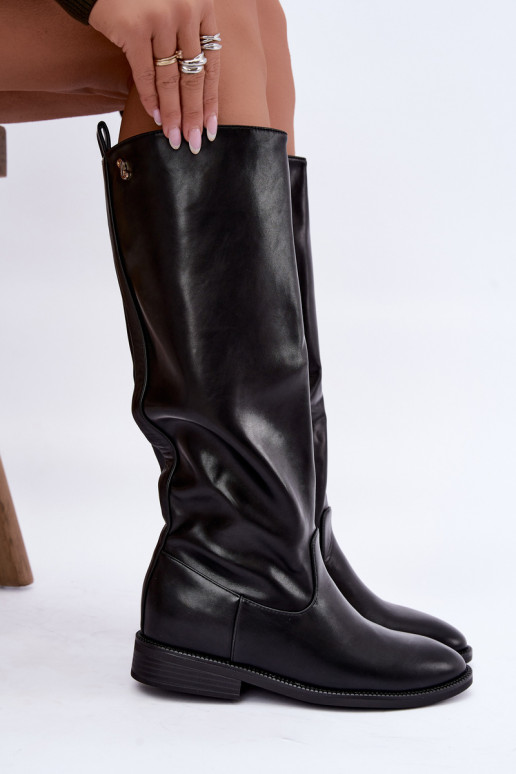 Botas altas quentes com saltos largos e babados na cor preta Odelira