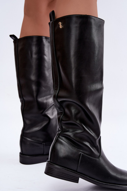 Botas altas quentes com saltos largos e babados na cor preta Odelira