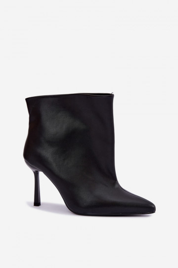 Botins slip-on com saltos finos em couro sintético preto Kamea