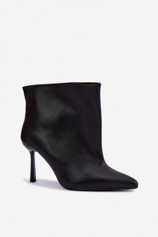 Botins slip-on com saltos finos em couro sintético preto Kamea