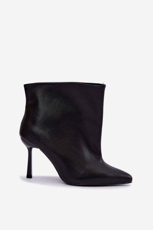 Botins slip-on com saltos finos em couro sintético preto Kamea