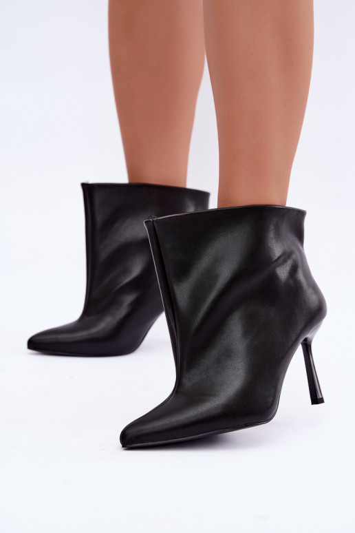 Botins slip-on com saltos finos em couro sintético preto Kamea