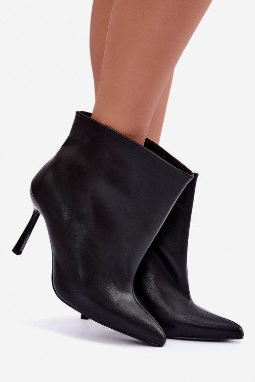 Botins slip-on com saltos finos em couro sintético preto Kamea
