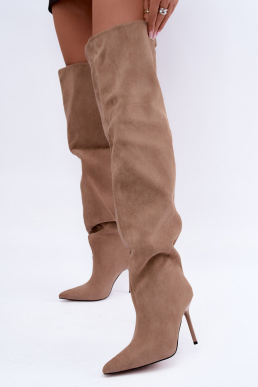 Botas femininas acima do joelho com saltos finos na cor areia Aderelle