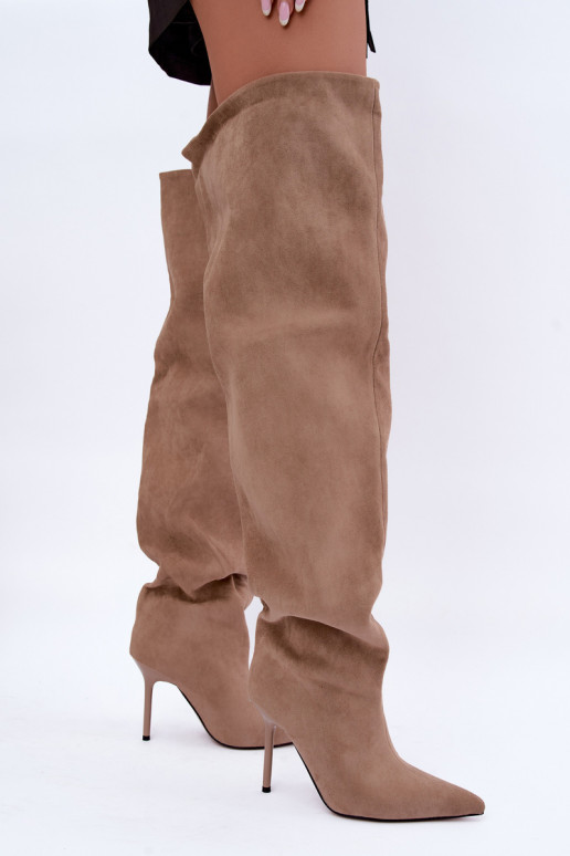 Botas femininas acima do joelho com saltos finos na cor areia Aderelle