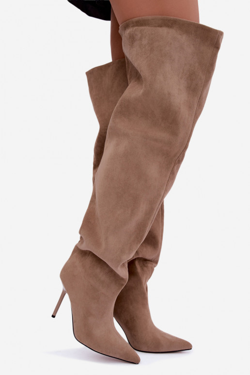 Botas femininas acima do joelho com saltos finos na cor areia Aderelle