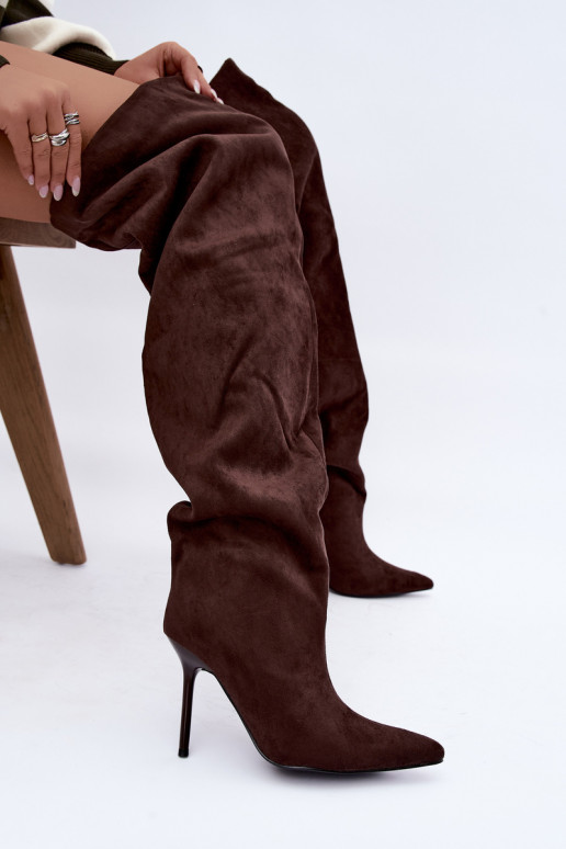 Botas femininas acima do joelho com saltos finos na cor marrom Aderelle