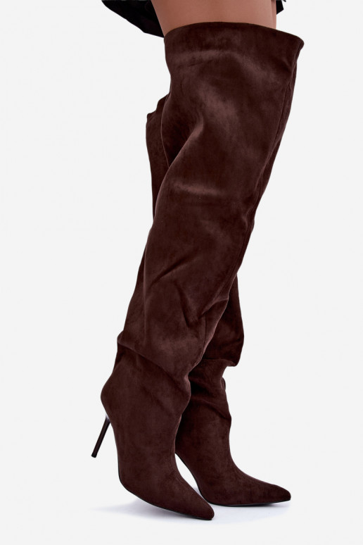 Botas femininas acima do joelho com saltos finos na cor marrom Aderelle