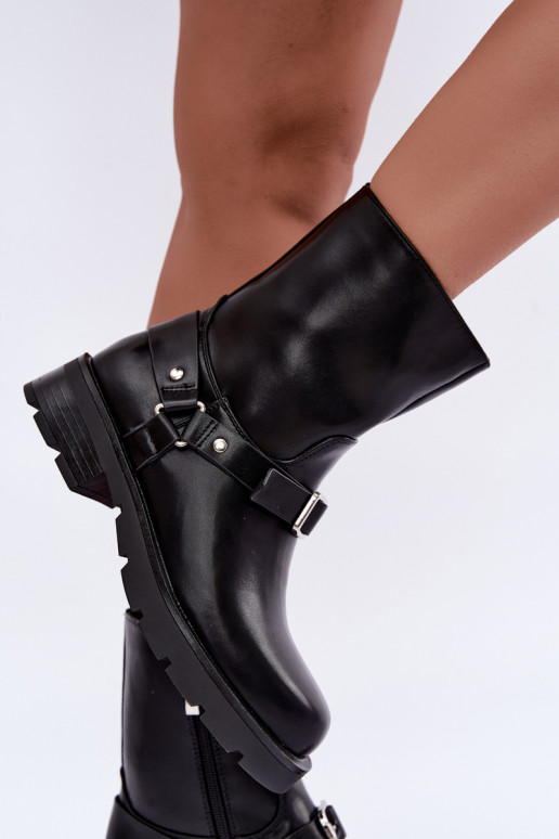 Botins femininos isolados com tiras e fivelas na cor preta Delmora