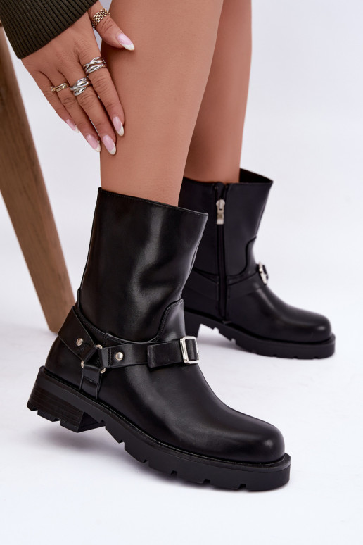 Botins femininos isolados com tiras e fivelas na cor preta Delmora