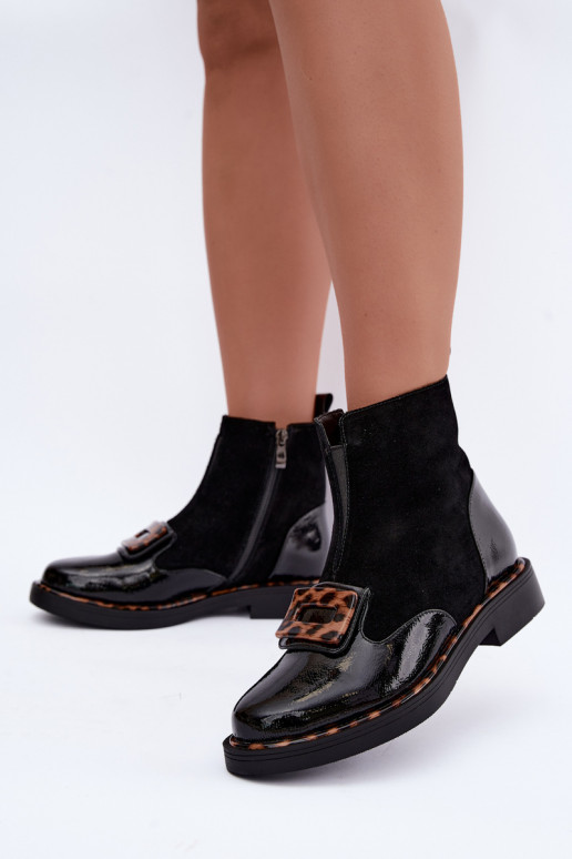 Botas de camurça pretas com fivela decorativa