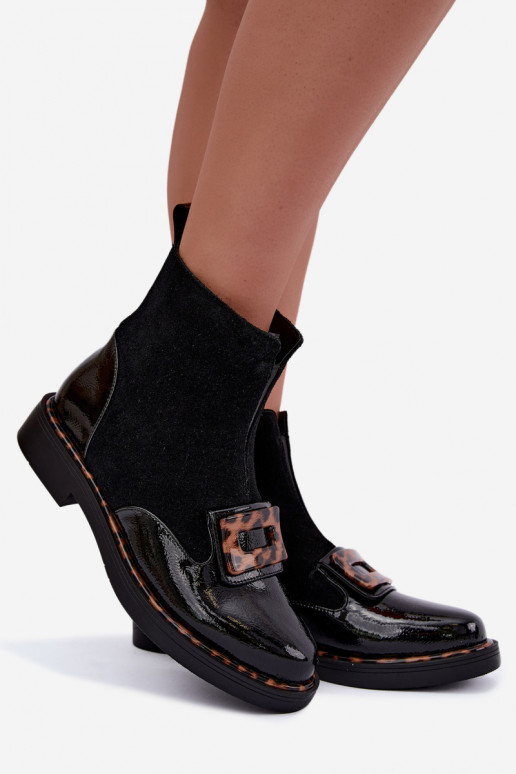 Botas de camurça pretas com fivela decorativa