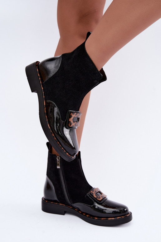 Botas de camurça pretas com fivela decorativa