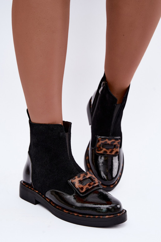 Botas de camurça pretas com fivela decorativa