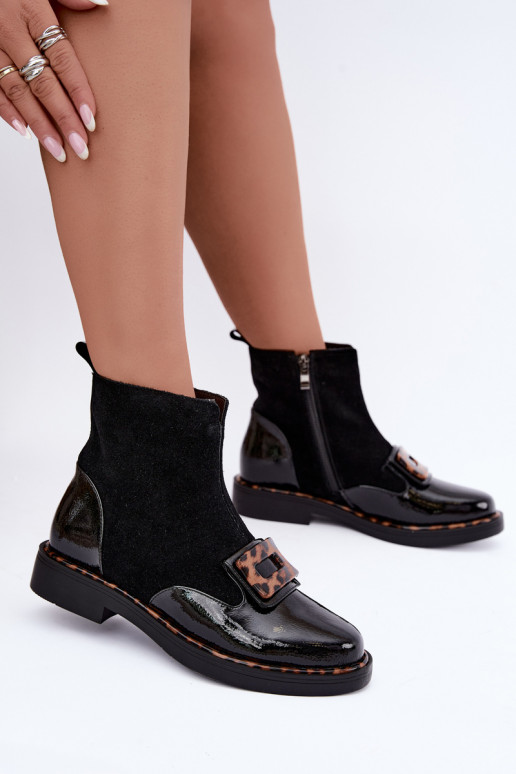 Botas de camurça pretas com fivela decorativa