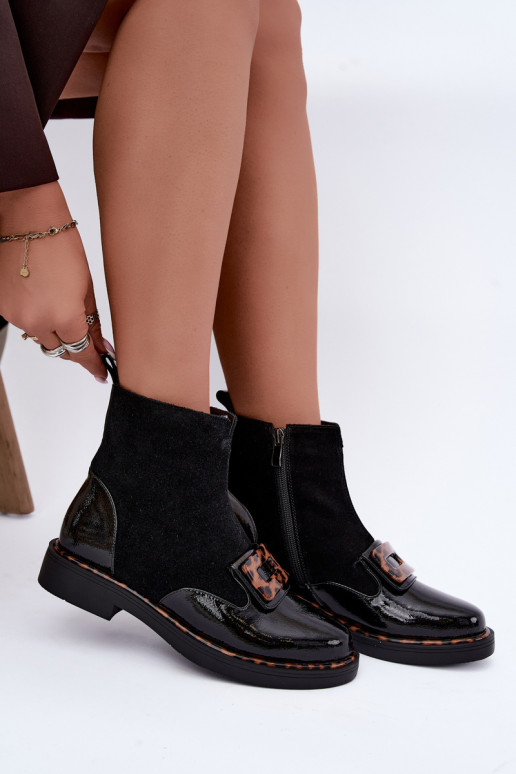 Botas de camurça pretas com fivela decorativa