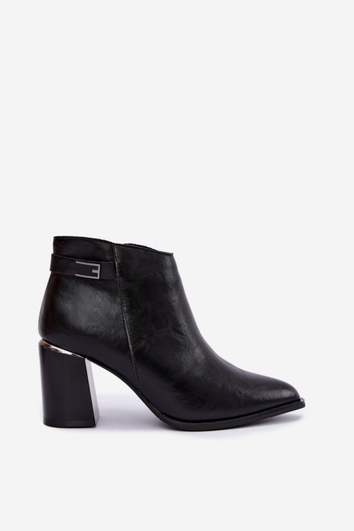 Botins pretos forrados com salto e tiras decorativas Irmelle