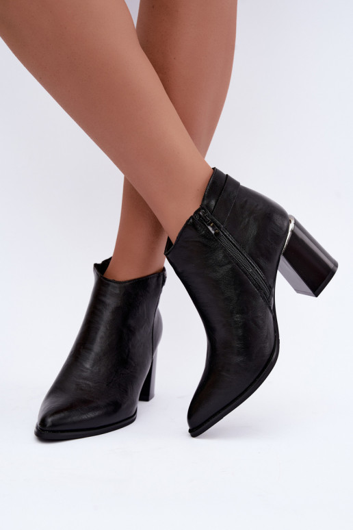 Botins pretos forrados com salto e tiras decorativas Irmelle