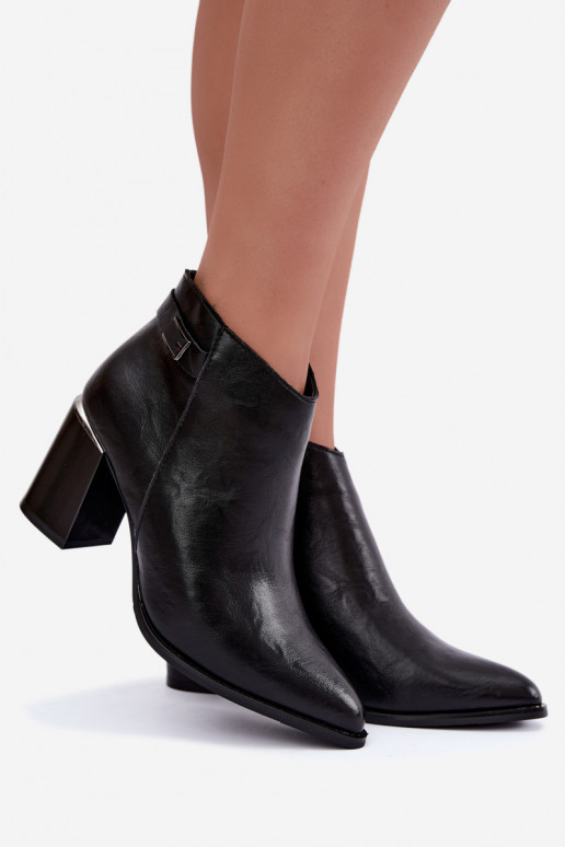 Botins pretos forrados com salto e tiras decorativas Irmelle