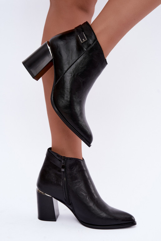Botins pretos forrados com salto e tiras decorativas Irmelle