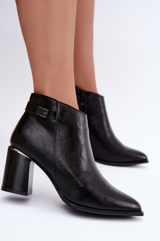 Botins pretos forrados com salto e tiras decorativas Irmelle