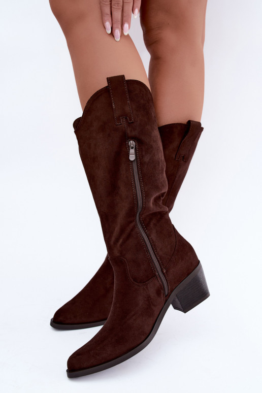 Botas altas de estilo cowboy com saltos em marrom Rialene