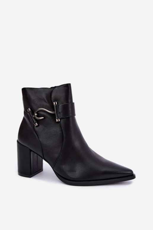Botins quentes com saltos e ornamentos em preto Isarae
