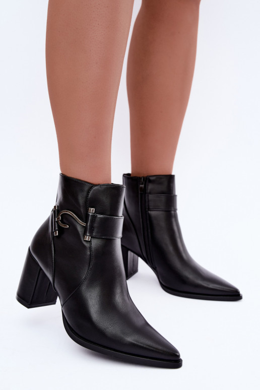Botins quentes com saltos e ornamentos em preto Isarae