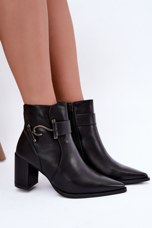 Botins quentes com saltos e ornamentos em preto Isarae