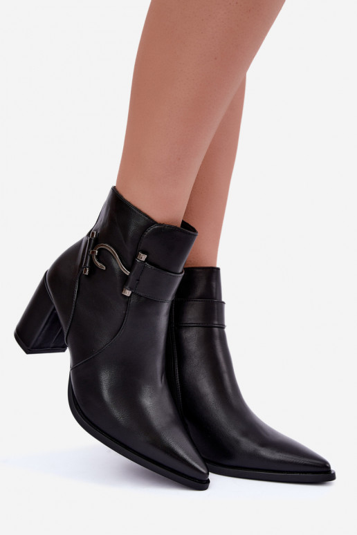 Botins quentes com saltos e ornamentos em preto Isarae