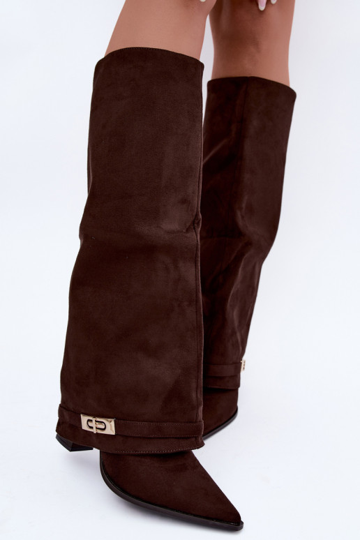 Botas altas quentes com cano costurado e saltos em marrom Jorella