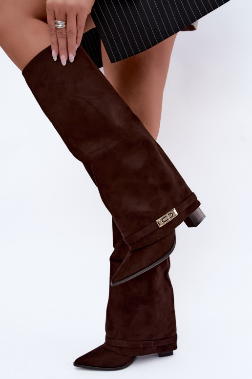 Botas altas quentes com cano costurado e saltos em marrom Jorella
