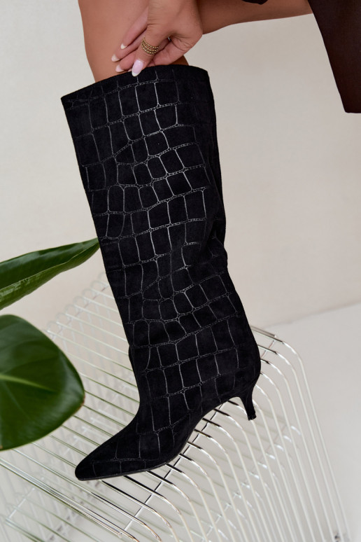 Botas pretas acima do joelho com detalhes em relevo e saltos Cazelle
