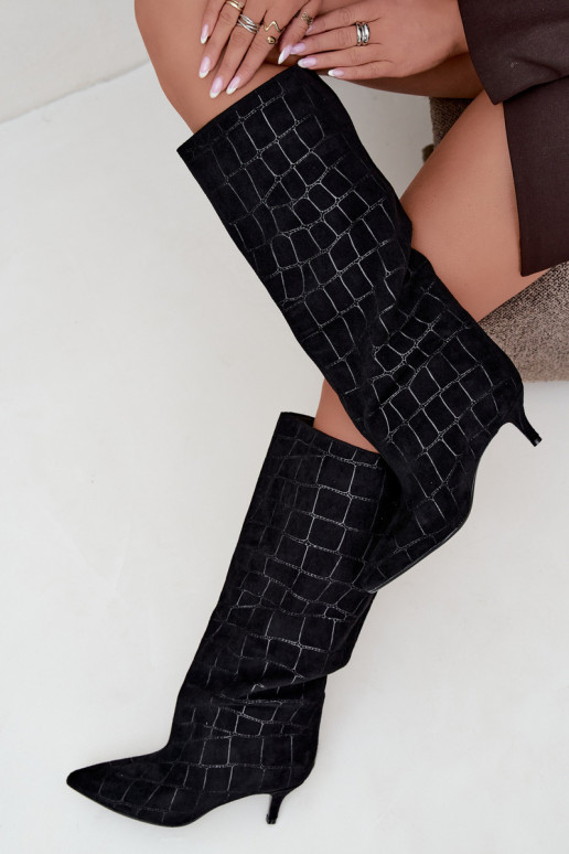Botas pretas acima do joelho com detalhes em relevo e saltos Cazelle