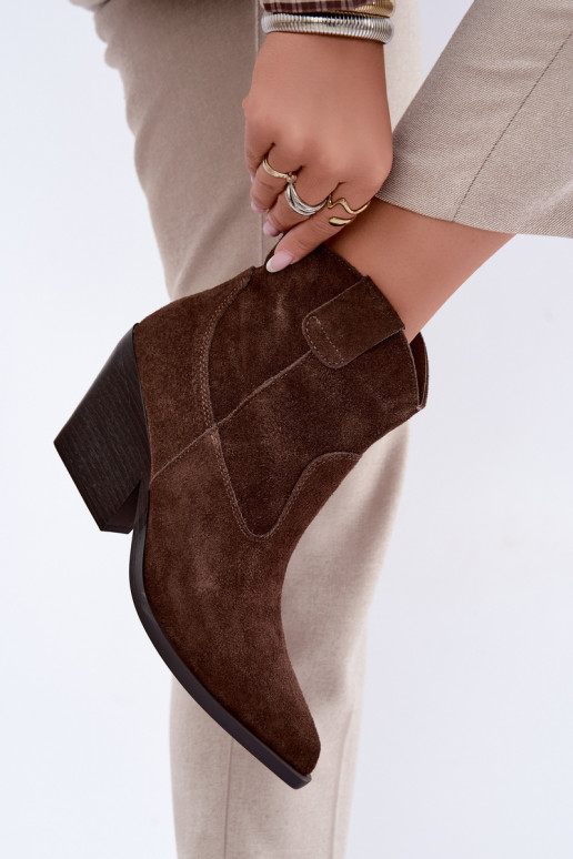 botas de camurça forradas de estilo cowboy com salto na cor marrom Tirabelle