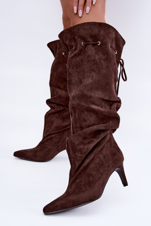 botas altas e quentes com saltos finos e detalhes elegantes na cor chocolate Tivelle