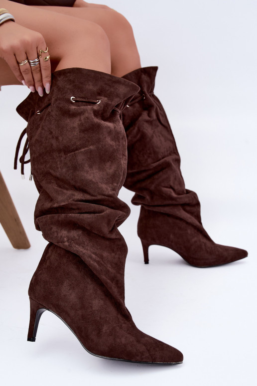 botas altas e quentes com saltos finos e detalhes elegantes na cor chocolate Tivelle
