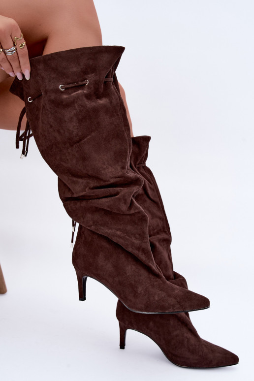 botas altas e quentes com saltos finos e detalhes elegantes na cor chocolate Tivelle