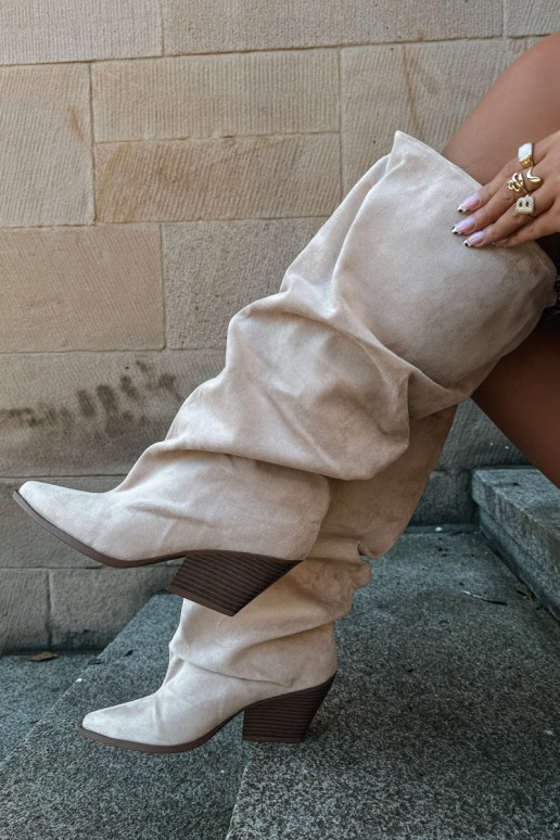 Botas femininas acima do joelho com parte superior curva e saltos em camurça na cor areia Durela