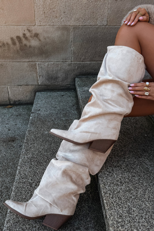 Botas femininas acima do joelho com parte superior curva e saltos em camurça na cor areia Durela