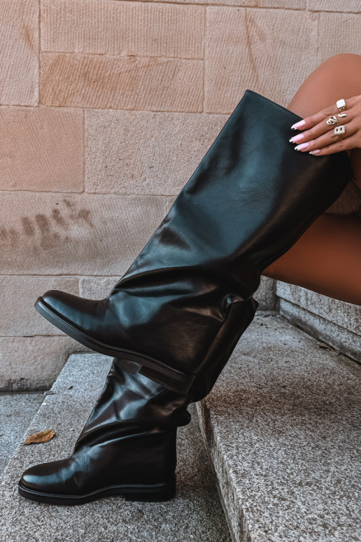 botas altas femininas com saltos largos e bordado decorativo em preto Gresa