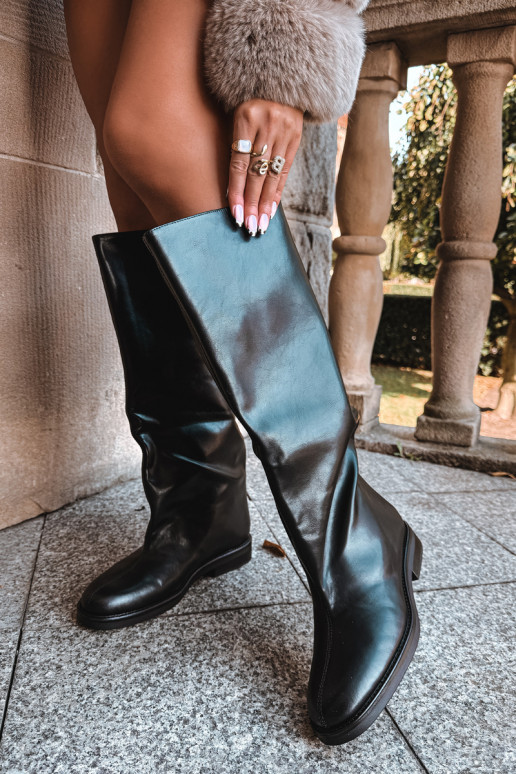 botas altas femininas com saltos largos e bordado decorativo em preto Gresa