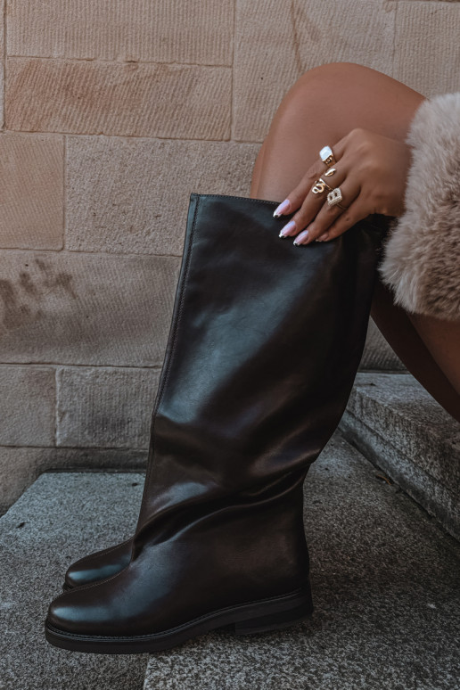 botas altas femininas com saltos largos e bordado decorativo em cor chocolate Gresa