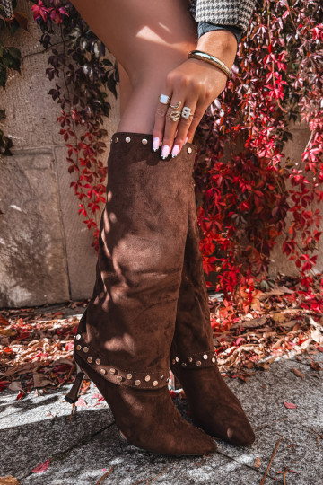 Botas longas castanhas isoladas com decoração Tai turiris 2