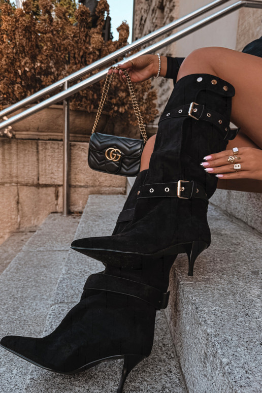 Botas altas sem fechos com saltos finos e tiras na cor preta Isabeau