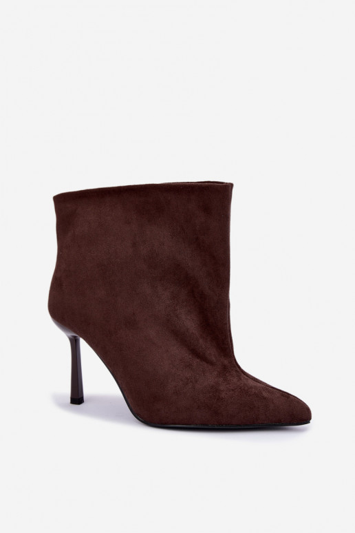 Botins slip-on de cor chocolate com saltos finos Kamea