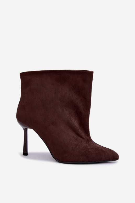 Botins slip-on de cor chocolate com saltos finos Kamea