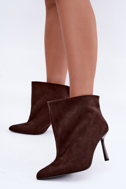 Botins slip-on de cor chocolate com saltos finos Kamea