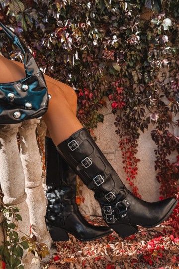 Botas altas de estilo cowboy com saltos e fivelas em couro sintético preto Fivelle 2