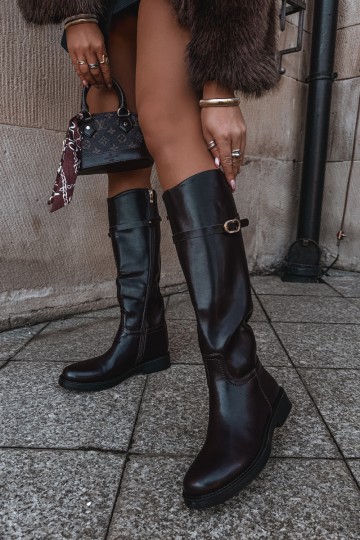 Botas altas femininas com saltos largos e tiras com fivelas na cor chocolate Sylvena